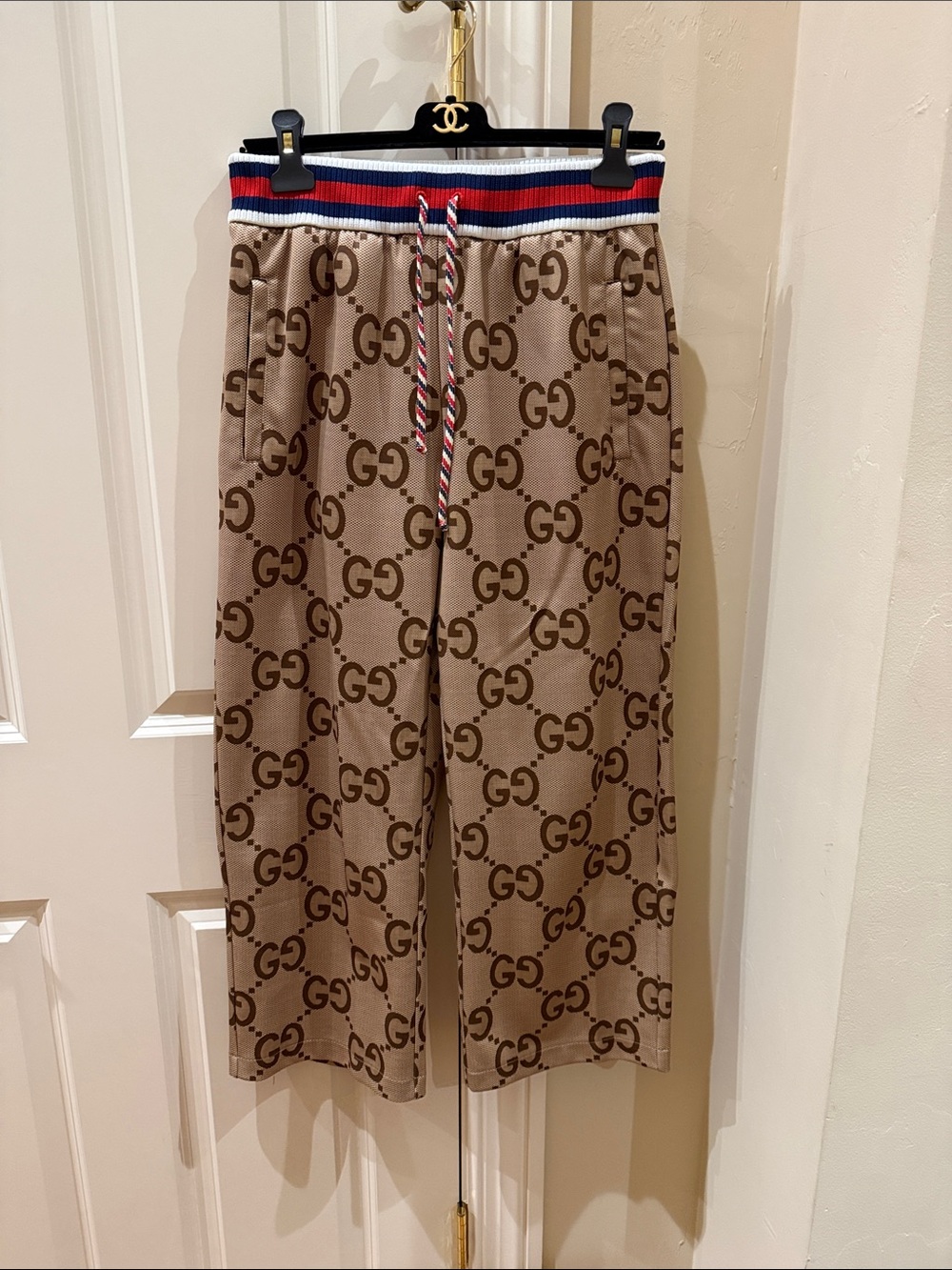 Gucci capri loose large logo pants. Size medium BNWT. Never worn. - Picture 3 of 10